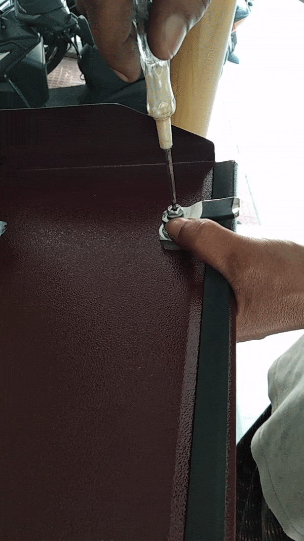 Fixing bottle neck to the locking mechanism